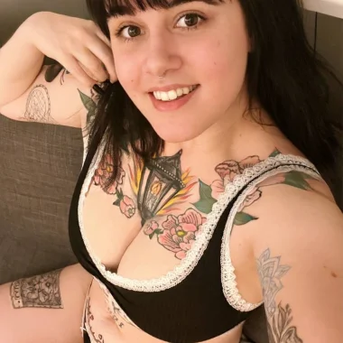 Luna 🦇 big tiddy goth GF 🦇