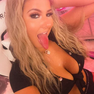 Brittany Benz 🍒 Dm me