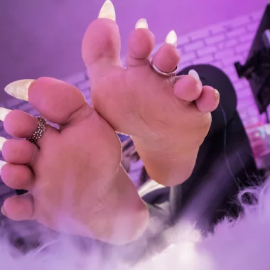 Goddess Izzy | Foot and Nail Mistress 👣